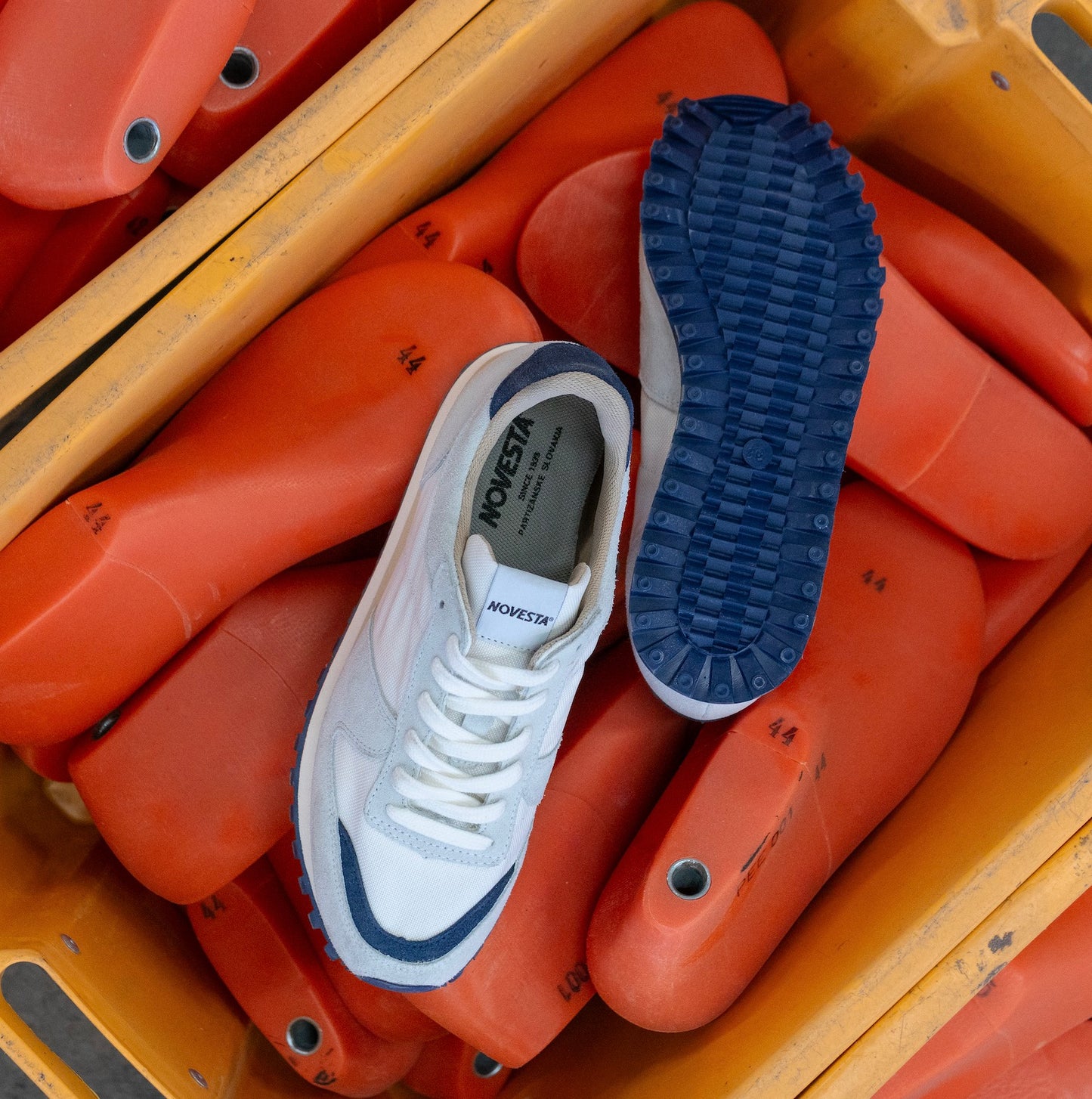 MARATHON TRAIL CREAM/BLUE
定番のMARATHONに悪路でもグリップが効きやすいTRAIL SOLEを使用。パルチザンスケの本社工場に古くから使われていたアウトソールを復刻したモデルです。MARATHONはNOVESTAの工場で1960年代当初から残るクラシックなモデルが原型です。現在のモデルは1988年のソウルオリンピックで、チェコスロバキア代表のマラソン・競歩用のトレーニングシューズとして使われていた型をベースに作られています。チェコスロヴァキアを代表するアーティスト、アルフォンス・ミュシャ(Alfons Mucha)のカラーパレットにインスピレーションにしたコレクション。
PRODUCT ID: MR-2025A-CT-CRBL
STYLE: MARATHON TRAIL
COLOR: CREAM/BLUE
UPPER: COWHIDE AND NYLON
SOLE: RUBBER
LACES: COTTON
MADE IN SLOVAKIA
