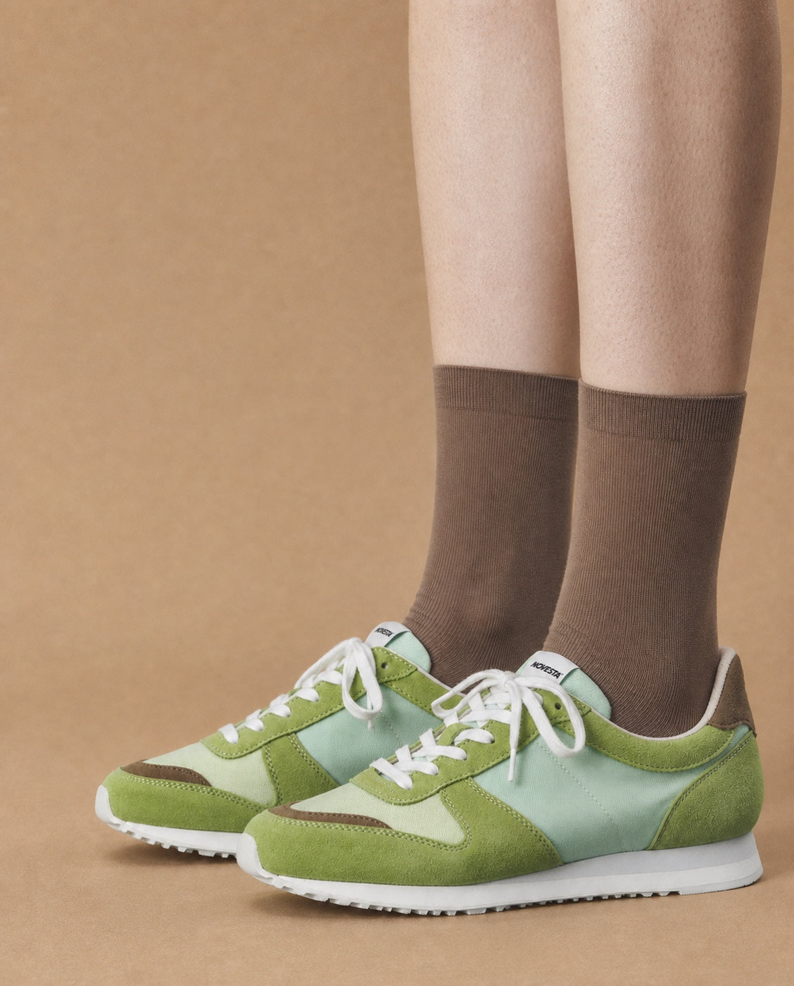 NOVESTA MARATHON CLASSIC LIME/TRUFFLEを着用した足元