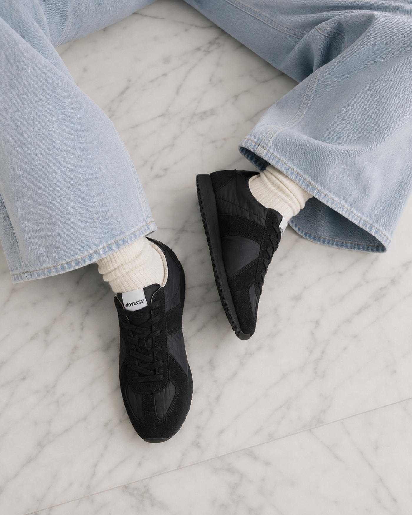 NOVESTA(ノヴェスタ)GAT MARATHON CLASSIC BLACK(ジャーマントレーナー マラソン クラシック ブラック)を着用した足元の俯瞰写真