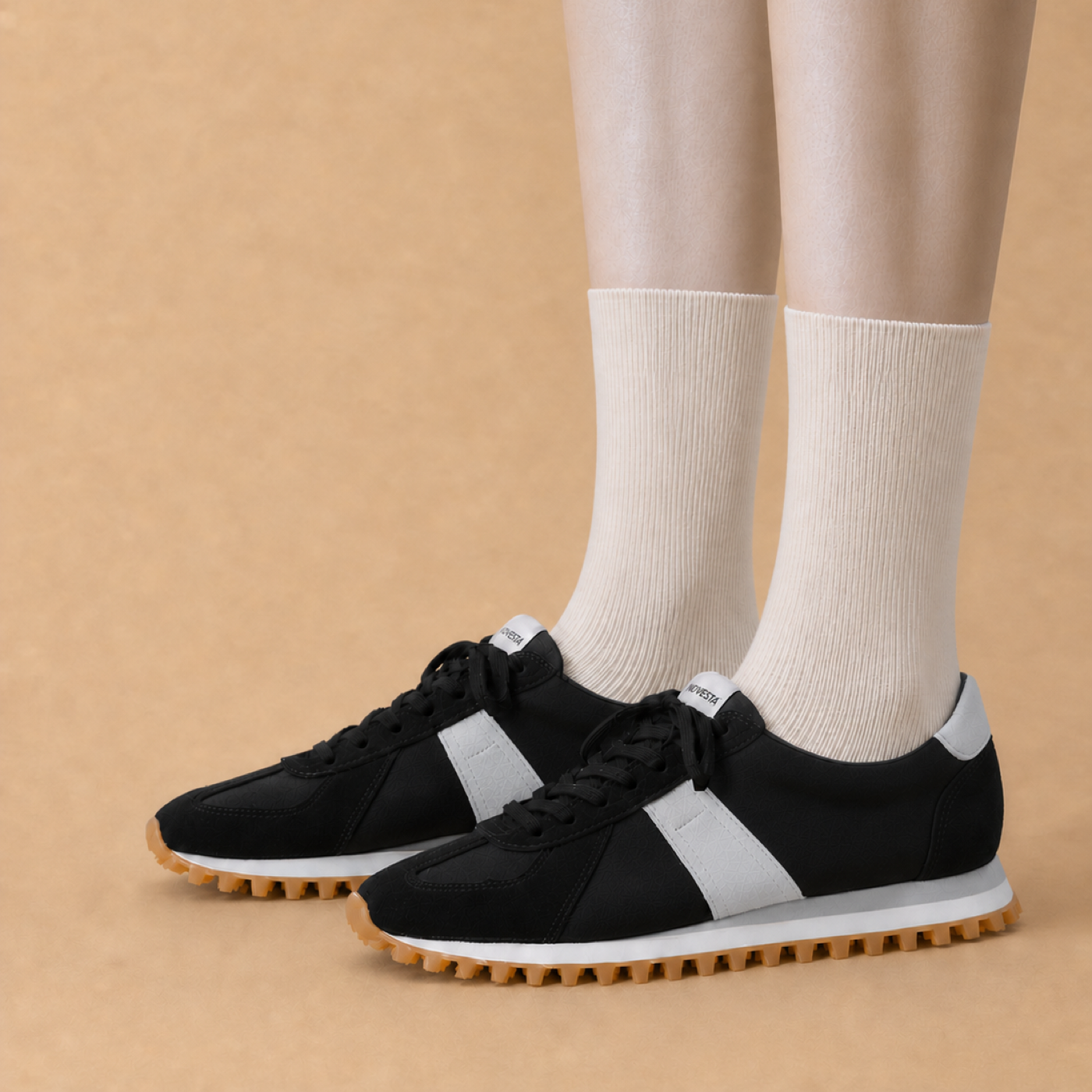 NOVESTA(ノヴェスタ)GERMAN TRAINER TRAIL BLACK/GREY(ジャーマントレーナー トレイル ブラック/グレー)を着用した足元