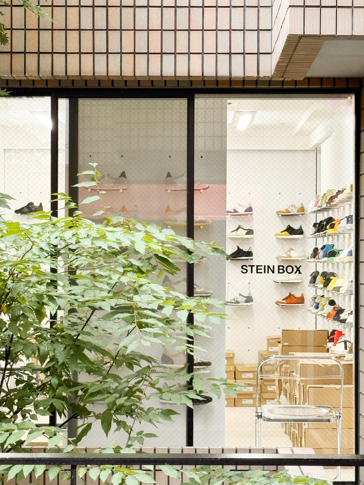 NOVESTA FITTINGROOM（ノヴェスタ・フィッティングルーム）の7月の営業日は以下となります。新型のFLUX、こちらの店舗のみ限定のRUNNERやMARATHONも入荷中です👟  NOVESTA FITTINGROOM（ノヴェスタ・フィッティングルーム） 📍 住所：東京都港区南青山4-24-4 1F, STEIN BOX