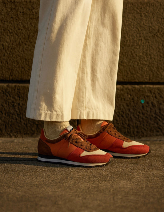 MARATHON CLASSIC WOODY ORANGEを生成りのパンツに合わせた足元