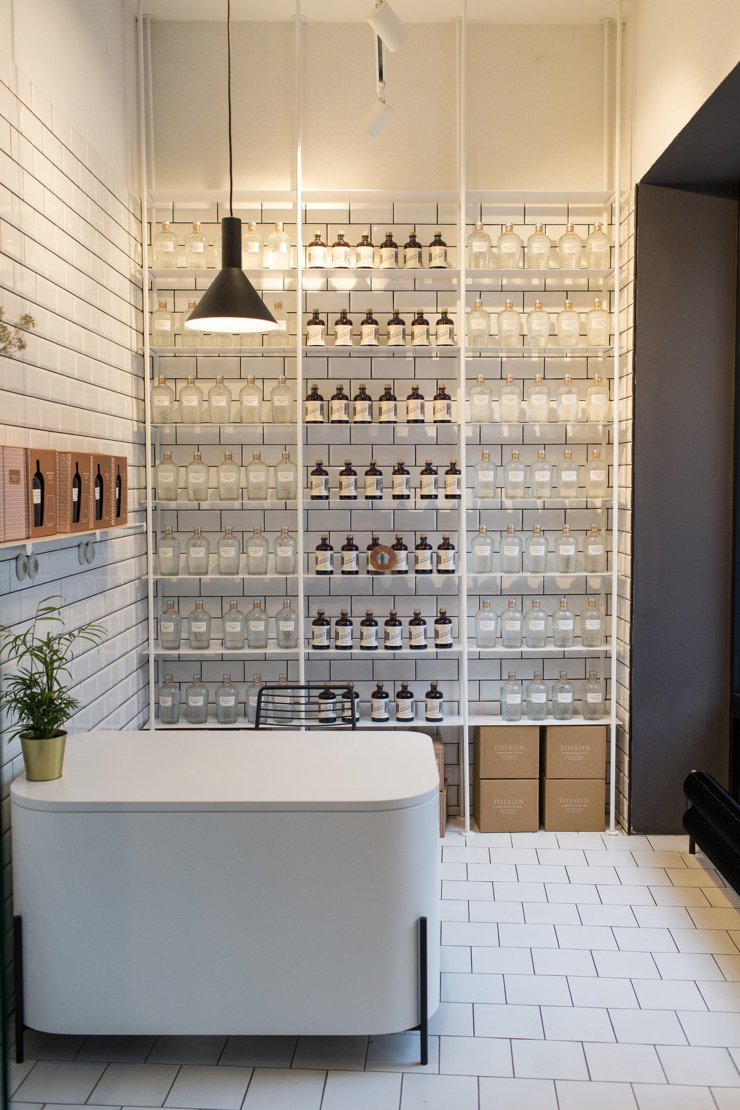 スロバキアのリキュールハウスLikérka店内とNOVESTA 22AWの撮影地
