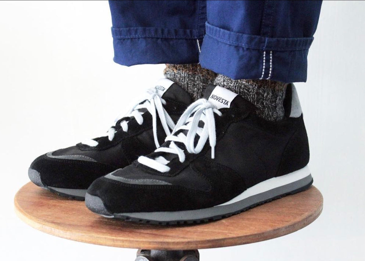 NOVESTA MARATHON CLASSIC BLACKを着用した足元