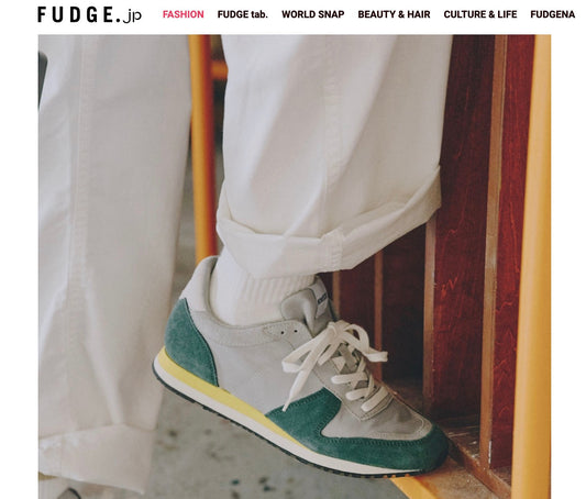 FUDGE DIGの特集にMARATHON CLASSIC GREENがフィーチャー。この季節に合わせやすいグリーンとグレーのコンビネーションカラーのマラソンシューズをぜひ御覧ください。  グリーンのスニーカーこそ、ピュアな白のジャンプスーツでこなれた着こなしにしよう【FUDGE dig.｜バランス上手なあの子がお手本！ローテクスニーカーの着こなしレッスン- 08】