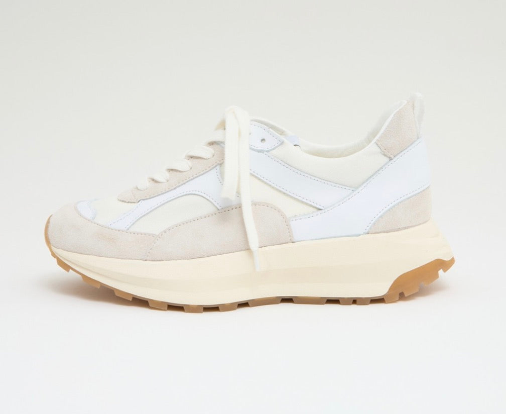 NOVESTA FLUX MARTINIQUE WHITEのホワイトスニーカーとスタイリング