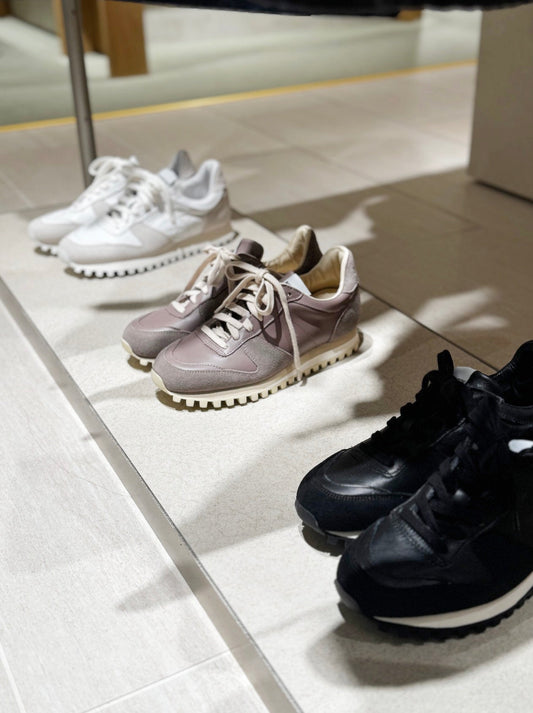 NOVESTAのレザースニーカー MARATHON LEATHER TRAILを並べた店頭ディスプレイ