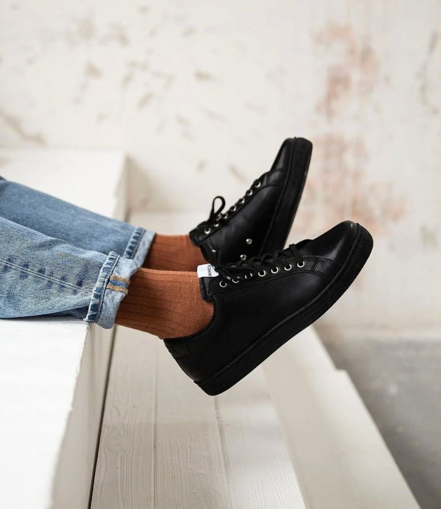 通勤・オフィスカジュアルに使えるNOVESTA（ノヴェスタ）スニーカーたち「オールブラック・レザー編」スロバキア スニーカー MARATHON ITOH GERMAN TRAINER