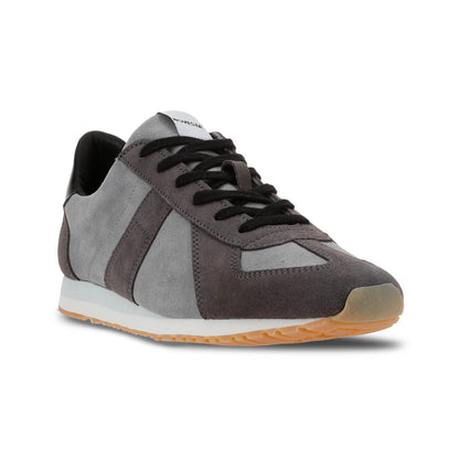 NOVESTA GAT MARATHON CLASSIC LEATHER CHARCOAL（ジャーマントレーナー・マラソン／レザー チャコール）スロバキア製スニーカー 斜め前