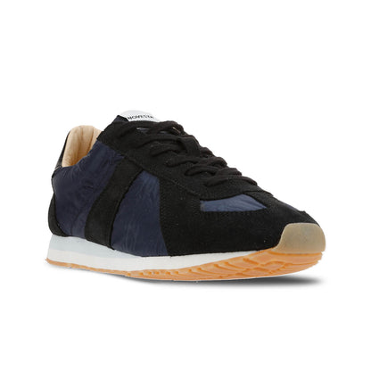 NOVESTA GAT MARATHON CLASSIC WRINKLE NAVY/BLACK（ジャーマントレーナー・マラソン／リンクル ネイビー／ブラック）スロバキア製スニーカー 斜め前