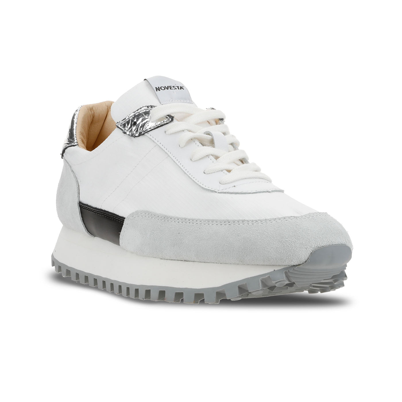 NOVESTA MARATHON RUNNER SUPER TRAIL RIPSTOP METALLIC WHITE（マラソンランナー・スーパー・トレイル／メタリック ホワイト）スロバキア製スニーカー 斜め前