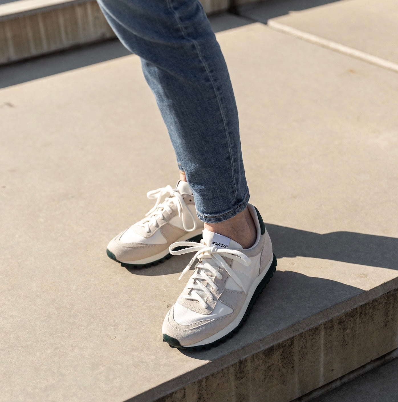 定番のMARATHONに悪路でもグリップが効きやすいTRAIL SOLEを使用したモデル。パルチザンスケの本社工場に古くから使われていたアウトソールを復刻したスニーカーです。

MARATHONはNOVESTAの工場で1960年代当初から残るクラシックなモデルが原型。現在のモデルは1988年のソウルオリンピックで、チェコスロバキア代表のマラソン・競歩用のトレーニングシューズとして使われていた型をベースに作られています。季節や時代を問わず愛されるモデル。