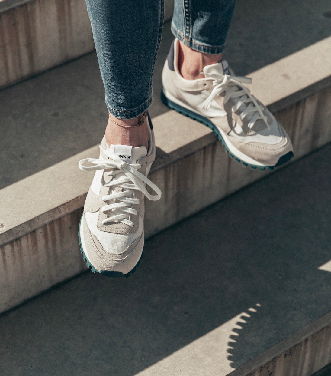 定番のMARATHONに悪路でもグリップが効きやすいTRAIL SOLEを使用したモデル。パルチザンスケの本社工場に古くから使われていたアウトソールを復刻したスニーカーです。

MARATHONはNOVESTAの工場で1960年代当初から残るクラシックなモデルが原型。現在のモデルは1988年のソウルオリンピックで、チェコスロバキア代表のマラソン・競歩用のトレーニングシューズとして使われていた型をベースに作られています。季節や時代を問わず愛されるモデル。