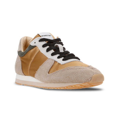 NOVESTA MARATHON CLASSIC SATIN BEIGE/CREAM（マラソン・クラシック・サテン／ベージュ・クリーム）スロバキア製スニーカー 斜め前