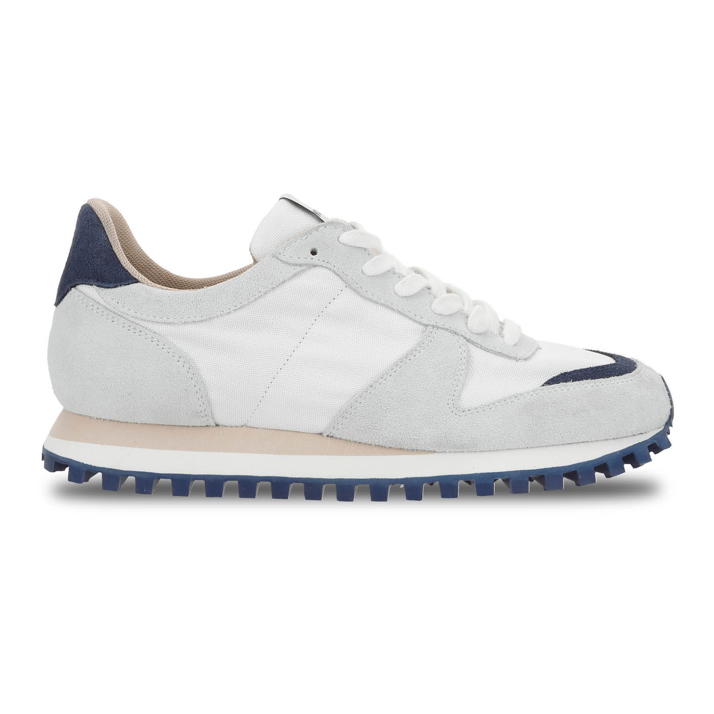 MARATHON TRAIL CREAM/BLUE
定番のMARATHONに悪路でもグリップが効きやすいTRAIL SOLEを使用。パルチザンスケの本社工場に古くから使われていたアウトソールを復刻したモデルです。MARATHONはNOVESTAの工場で1960年代当初から残るクラシックなモデルが原型です。現在のモデルは1988年のソウルオリンピックで、チェコスロバキア代表のマラソン・競歩用のトレーニングシューズとして使われていた型をベースに作られています。チェコスロヴァキアを代表するアーティスト、アルフォンス・ミュシャ（Alfons Mucha）のカラーパレットにインスピレーションにしたコレクション。

PRODUCT ID: MR-2025A-CT-CRBL
STYLE: MARATHON TRAIL
COLOR: CREAM/BLUE
UPPER: COWHIDE AND NYLON
SOLE: RUBBER
LACES: COTTON
MADE IN SLOVAKIA