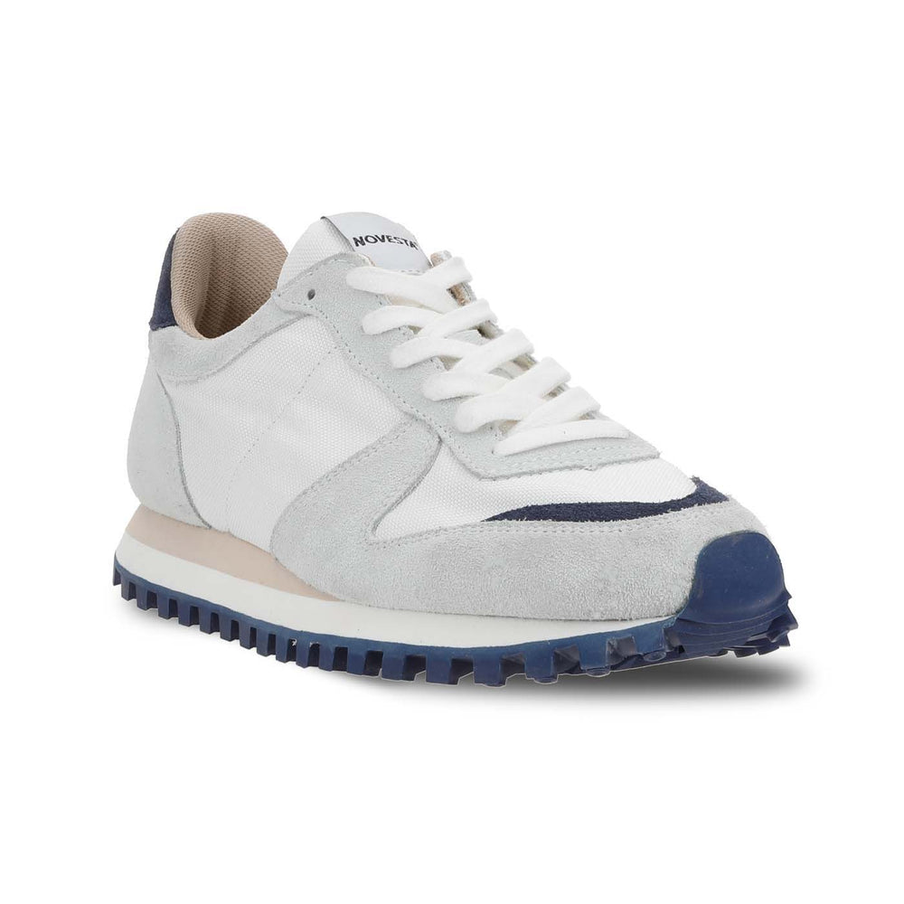 MARATHON TRAIL CREAM/BLUE
定番のMARATHONに悪路でもグリップが効きやすいTRAIL SOLEを使用。パルチザンスケの本社工場に古くから使われていたアウトソールを復刻したモデルです。MARATHONはNOVESTAの工場で1960年代当初から残るクラシックなモデルが原型です。現在のモデルは1988年のソウルオリンピックで、チェコスロバキア代表のマラソン・競歩用のトレーニングシューズとして使われていた型をベースに作られています。チェコスロヴァキアを代表するアーティスト、アルフォンス・ミュシャ（Alfons Mucha）のカラーパレットにインスピレーションにしたコレクション。

PRODUCT ID: MR-2025A-CT-CRBL
STYLE: MARATHON TRAIL
COLOR: CREAM/BLUE
UPPER: COWHIDE AND NYLON
SOLE: RUBBER
LACES: COTTON
MADE IN SLOVAKIA