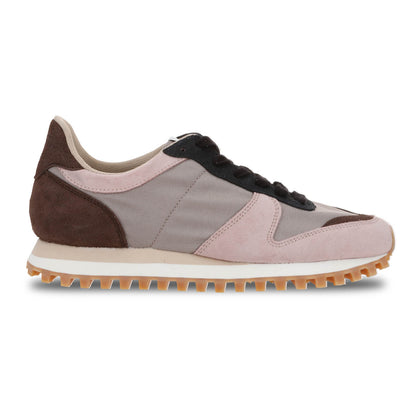 Marathon_Trail_coffe_rose 定番のMARATHONに悪路でもグリップが効きやすいTRAIL SOLEを使用。パルチザンスケの本社工場に古くから使われていたアウトソールを復刻したモデルです。MARATHONはNOVESTAの工場で1960年代当初から残るクラシックなモデルが原型です。現在のモデルは1988年のソウルオリンピックで、チェコスロバキア代表のマラソン・競歩用のトレーニングシューズとして使われていた型をベースに作られています。チェコスロヴァキアを代表するアーティスト、アルフォンス・ミュシャ（Alfons Mucha）のカラーパレットにインスピレーションにしたコレクション。
