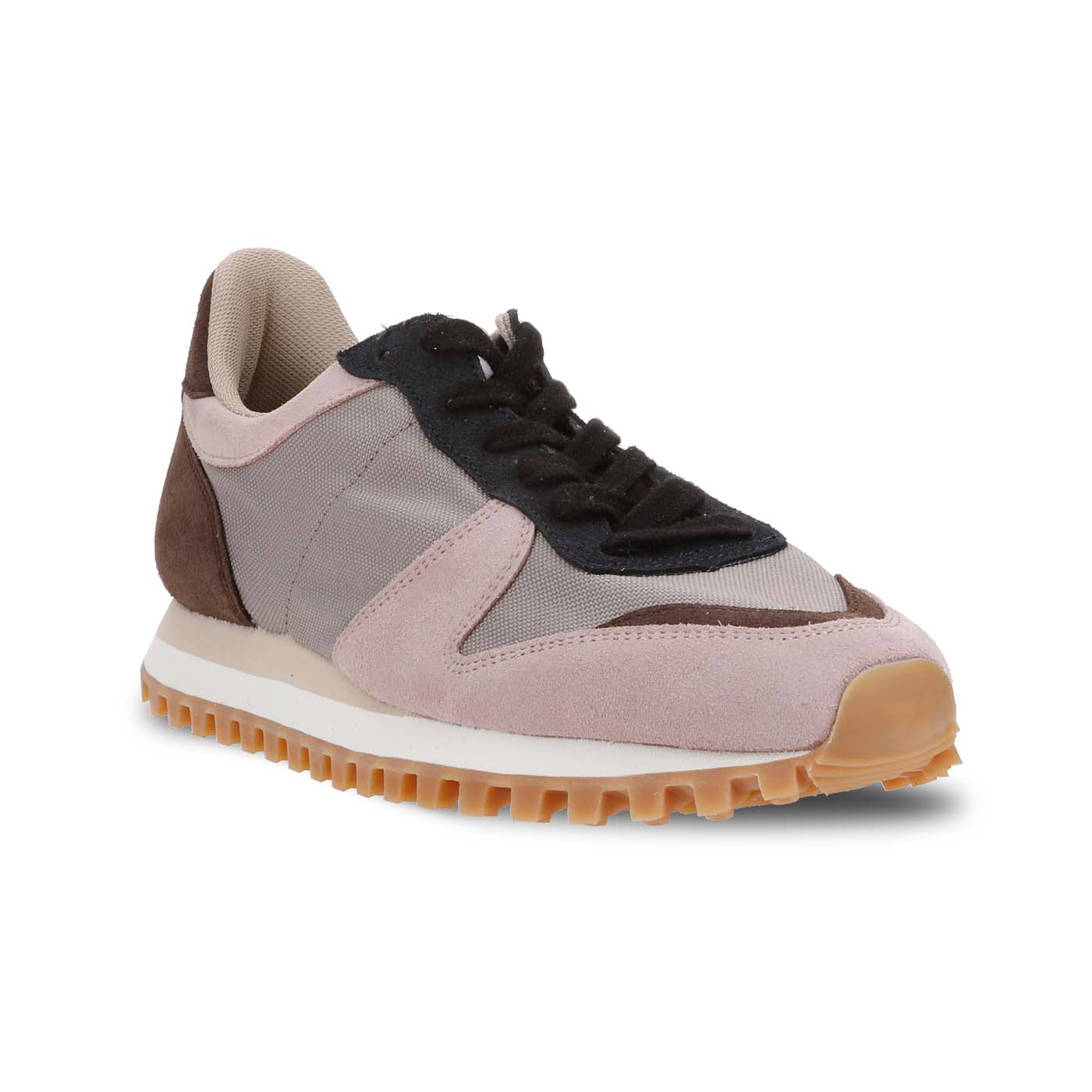 Marathon_Trail_coffe_rose 定番のMARATHONに悪路でもグリップが効きやすいTRAIL SOLEを使用。パルチザンスケの本社工場に古くから使われていたアウトソールを復刻したモデルです。MARATHONはNOVESTAの工場で1960年代当初から残るクラシックなモデルが原型です。現在のモデルは1988年のソウルオリンピックで、チェコスロバキア代表のマラソン・競歩用のトレーニングシューズとして使われていた型をベースに作られています。チェコスロヴァキアを代表するアーティスト、アルフォンス・ミュシャ（Alfons Mucha）のカラーパレットにインスピレーションにしたコレクション。