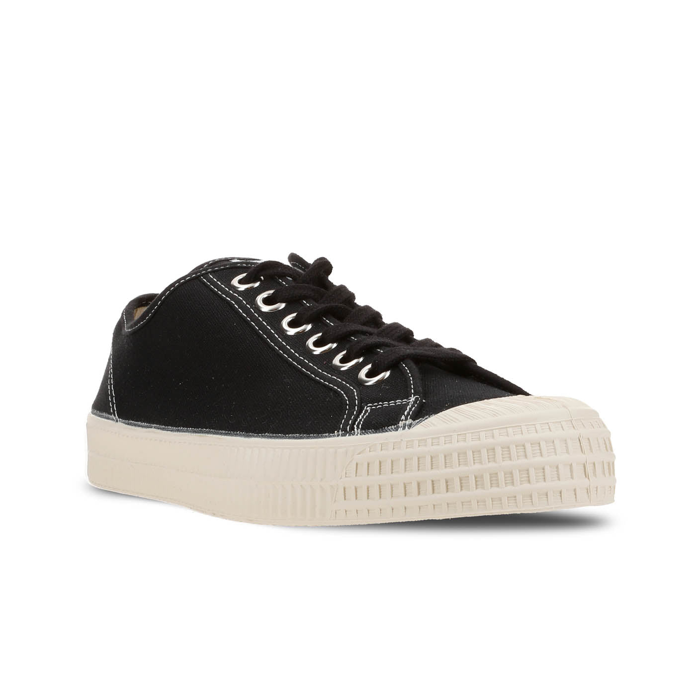 NOVESTA STAR MASTER CONTRAST STITCH BLACK（スターマスター・コントラスト・ステッチ／ブラック）スロバキア製スニーカー 斜め前
