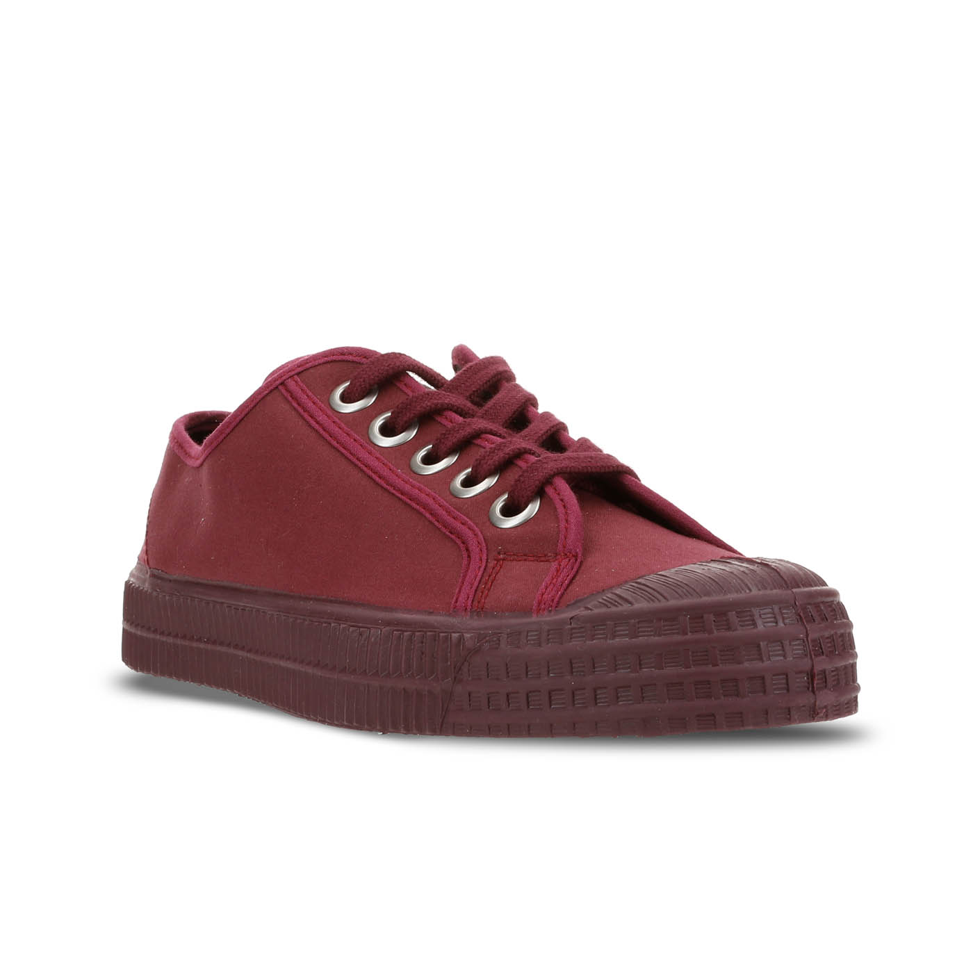 NOVESTA STAR MASTER WAX COTTON BURGUNDY（スターマスター・ワックス・コットン／バーガンディ）スロバキア製スニーカー 斜め前