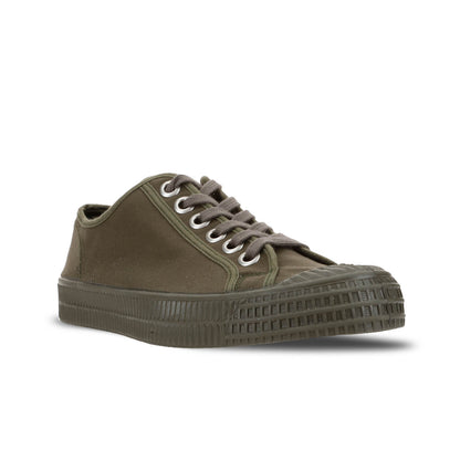 NOVESTA STAR MASTER WAX COTTON MILITARY GREEN（スターマスター・ワックス・コットン／ミリタリーグリーン）スロバキア製スニーカー 斜め前