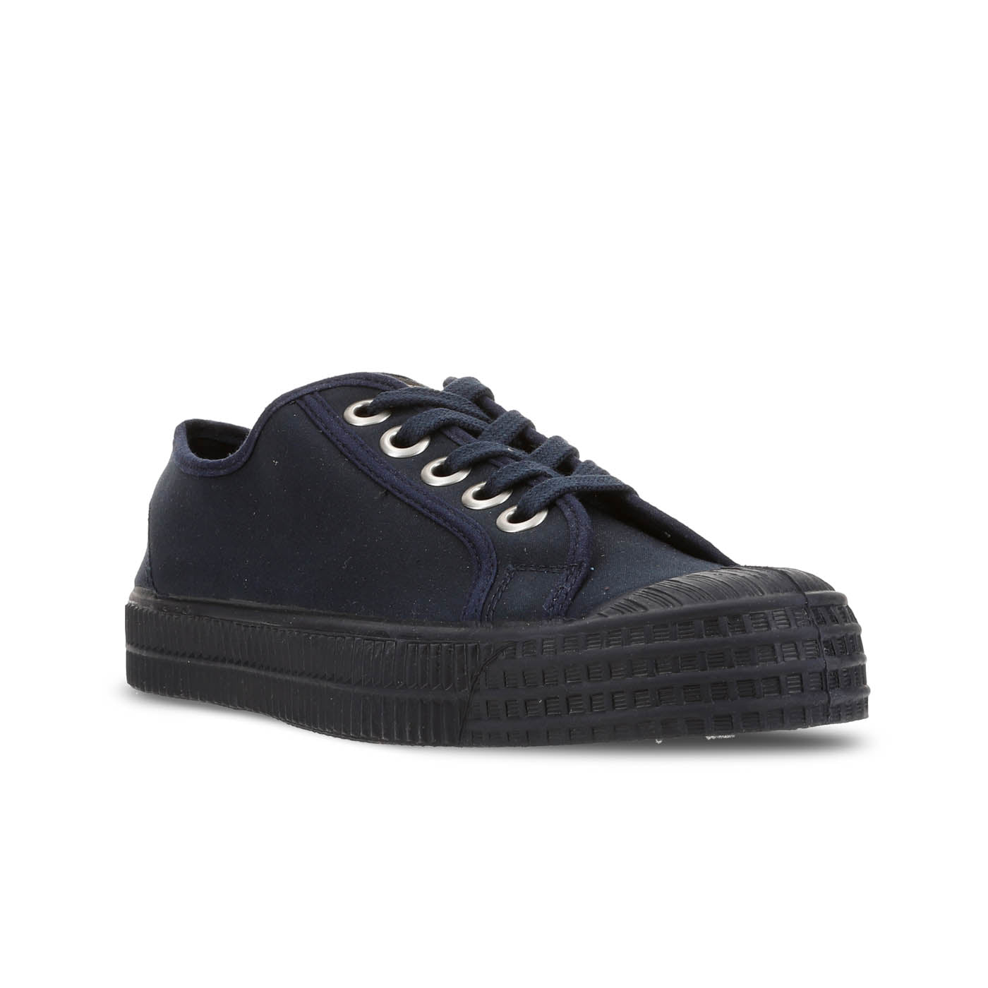 NOVESTA STAR MASTER WAX COTTON NAVY（スターマスター・ワックス・コットン／ネイビー）スロバキア製スニーカー 斜め前
