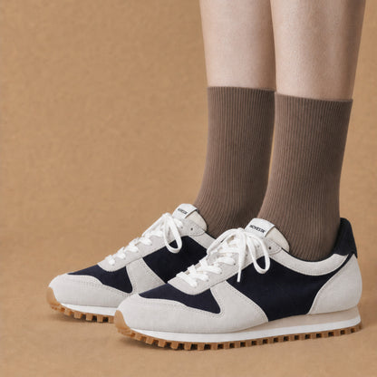 NOVESTA MARATHON TRAIL OFFWHITE/MIDNIGHT BLUEを着用した足元