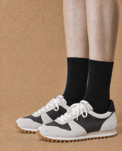 NOVESTA MARATHON TRAIL OFFWHITE/MIDNIGHT BLACKを着用した足元