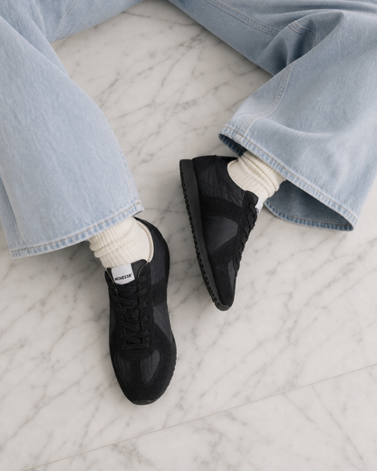 NOVESTA（ノヴェスタ）GAT MARATHON CLASSIC BLACK（ジャーマントレーナー マラソン クラシック ブラック）を着用した足元の俯瞰写真