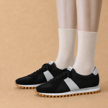 NOVESTA（ノヴェスタ）GERMAN TRAINER TRAIL BLACK/GREY（ジャーマントレーナー トレイル ブラック／グレー）を着用した足元
