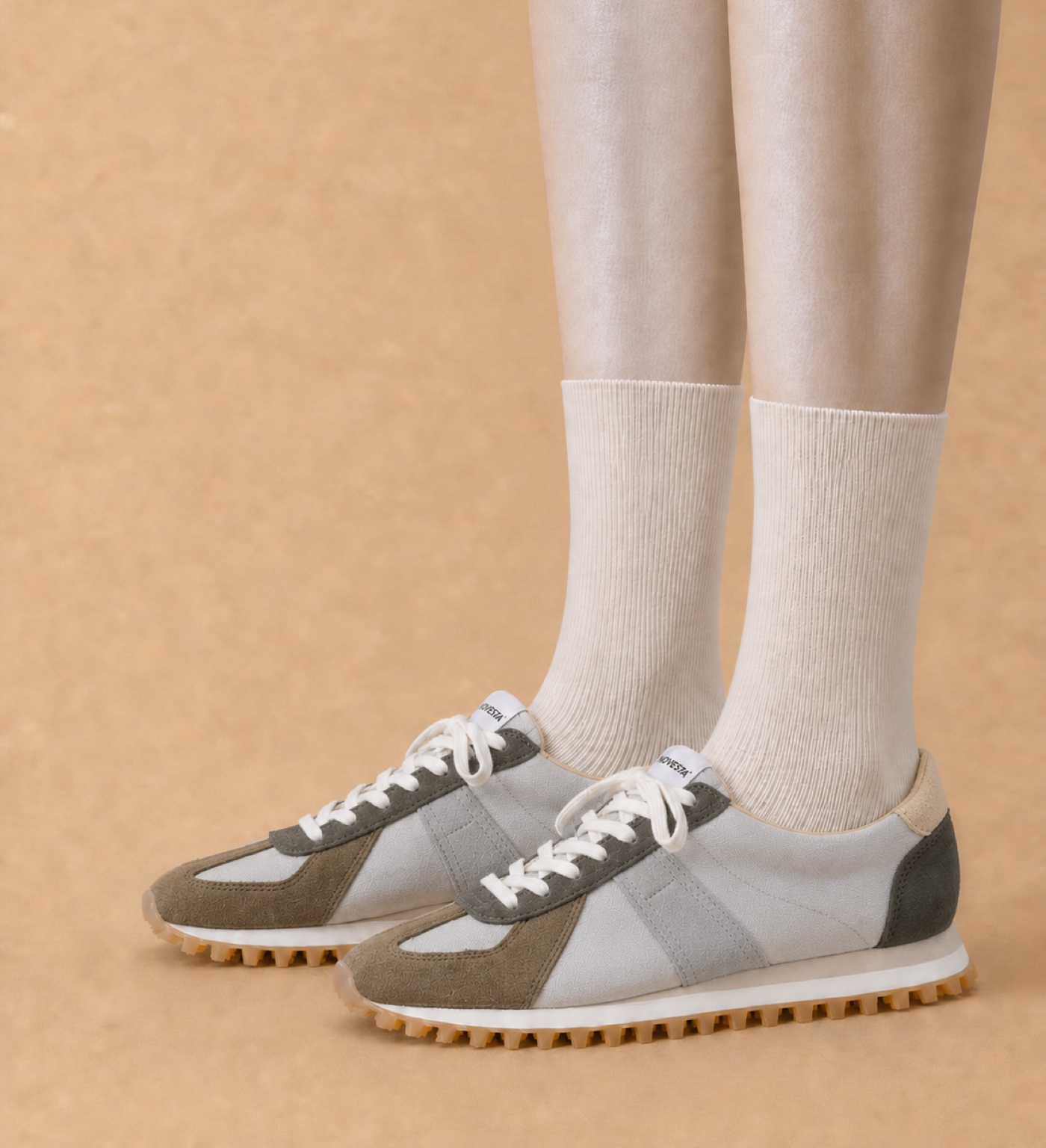 NOVESTA（ノヴェスタ）GERMAN TRAINER TRAIL FOREST GREY（ジャーマントレーナー トレイル フォレストグレー）を着用した足元