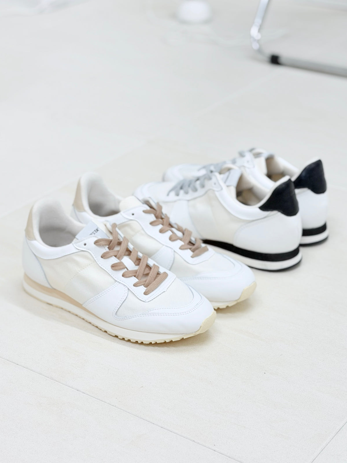 MARATHON CLASSIC SMOOTH WHITE/BEIGEとWHITE/BLACKのラインアップ