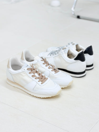 MARATHON CLASSIC SMOOTH WHITE/BEIGEとWHITE/BLACKのラインアップ
