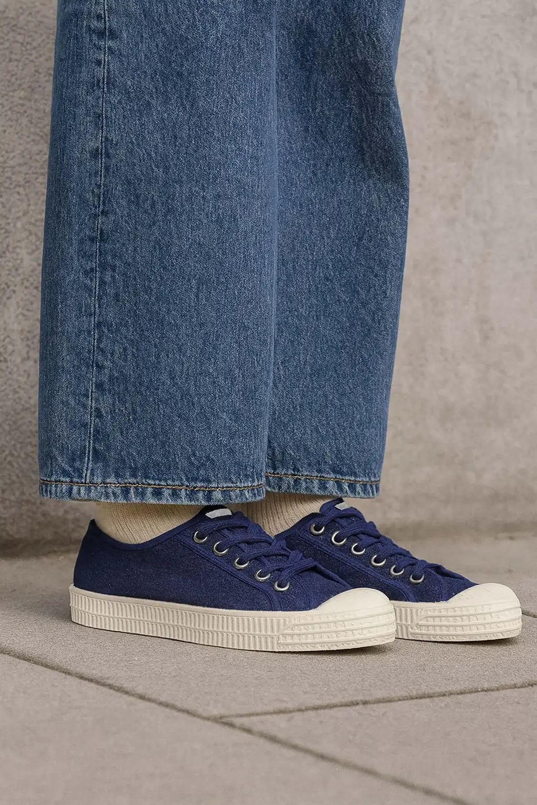 NOVESTA（ノヴェスタ）STAR MASTER CLASSIC 91 DENIMを着用した横向きイメージ｜チェコ製デニムのスロバキア製スニーカー