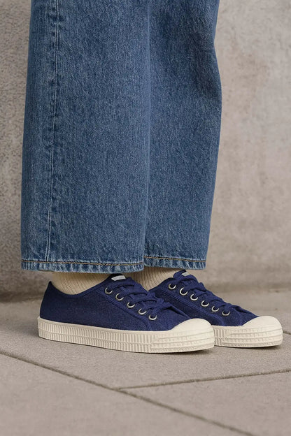 NOVESTA（ノヴェスタ）STAR MASTER CLASSIC 91 DENIMを着用した横向きイメージ｜チェコ製デニムのスロバキア製スニーカー