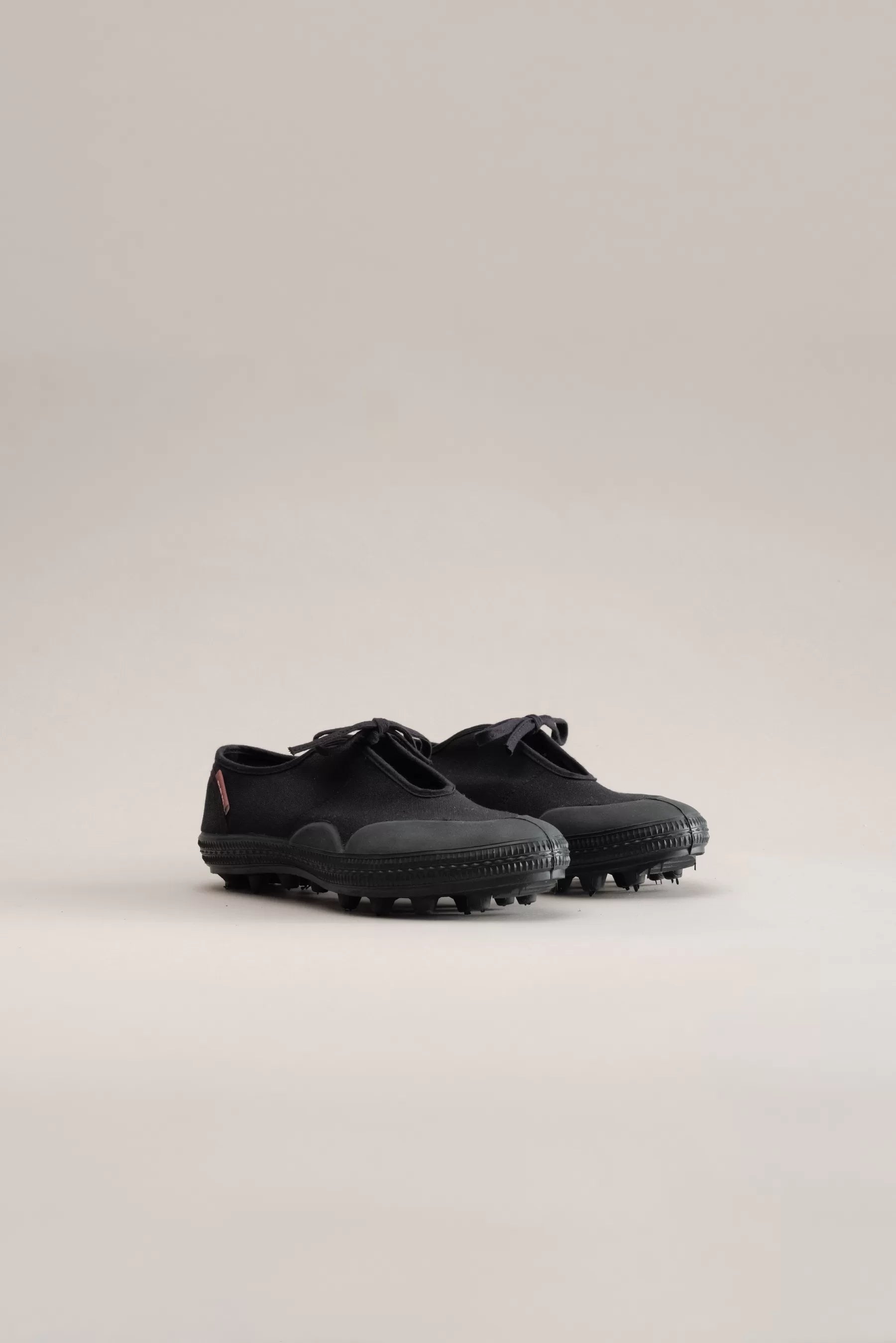 PHILEOとNOVESTAによるブラックのKIX LACE BALLERINA